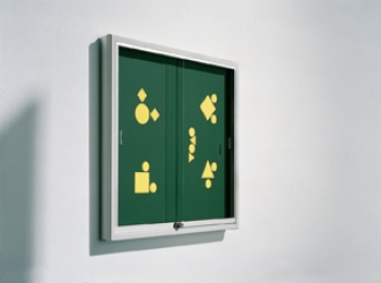 Informationsvitrine mit Rückwand in Stahlemaille grün, 195 cm breit