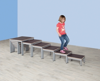 Hockertreppe mit 6 Hockern