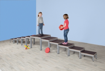 Hockertreppe mit 6 Hockern