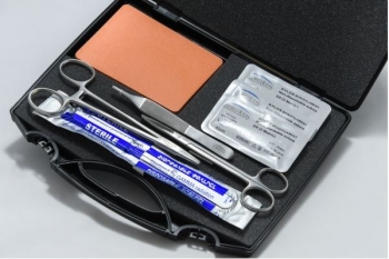 Nahttrainingsset mit 3-lagigem RealSuture-Nahtpad hellhäutig