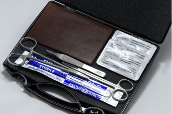 Nahttrainingsset mit 6-lagigem Subkutannahtpad dunkelhäutig