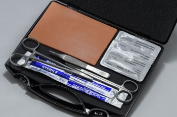 Nahttrainingsset mit 6-lagigem Subkutannahtpad hellhäutig