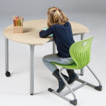 Tisch PAC mit Körperausschnitt, fahrbarer Schultisch mit melaminharzbeschichteter Tischplatte