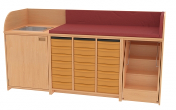 Wickelkommode mit 21 Boxen, Waschbecken und Treppe