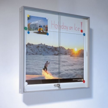 Wandvitrine mit Schiebetüren aus Sicherheitsglas