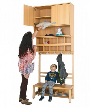 Hängeschrank über Garderobenablage