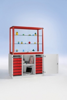Aluvitrine mit Unterschrank, mit 12 Ergo Tray Boxen Größe M,