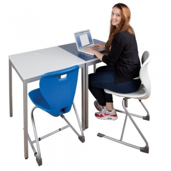 Einer-Computertisch B/H/T: 80x59x80 cm, mit Kabelkanal u. 3er Steckdose