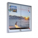 Wandvitrine mit Schiebetüren aus Sicherheitsglas