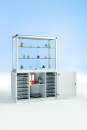 Aluvitrine mit Unterschrank, mit 12 Ergo Tray Boxen Größe M,